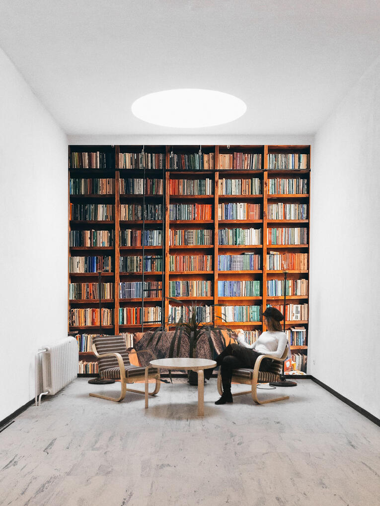 omnull room with media library